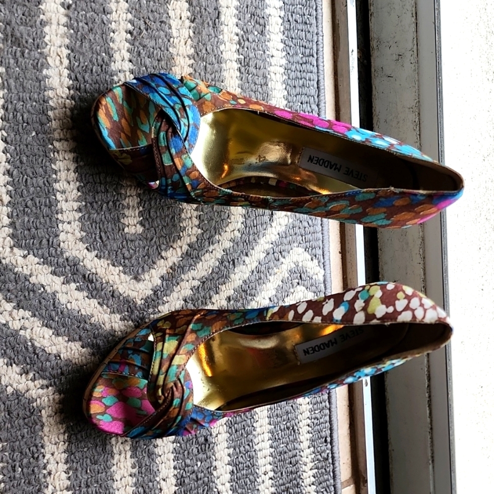 Steve Madden peep toe pumps. Beautiful multi-color pumps. 4.5" cork multi-color